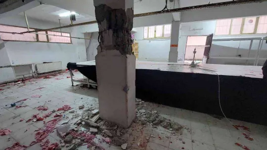 Küçükçekmece'de 24 yıllık binanın kolonları patladı