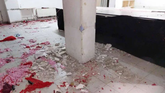 Küçükçekmece'de 24 yıllık binanın kolonları patladı