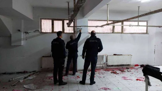 Küçükçekmece'de 24 yıllık binanın kolonları patladı