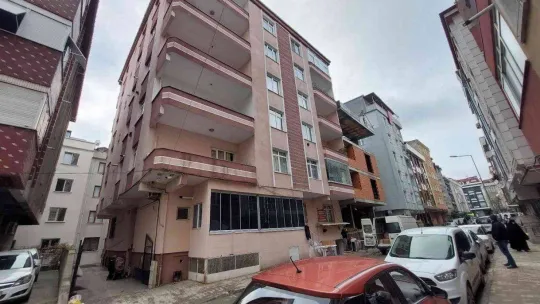 Küçükçekmece'de 24 yıllık binanın kolonları patladı