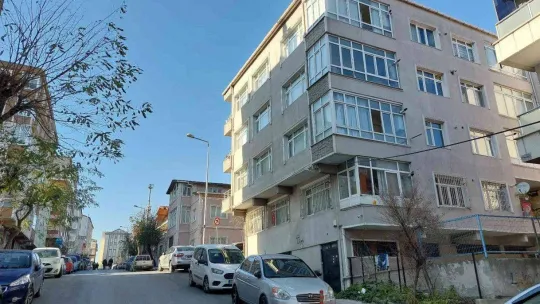 Küçükçekmece'de camdan kafasını çıkaran adam kurşun yedi