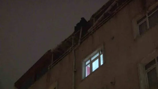 Küçükçekmece'de çatı kaplaması uçtu, 2 araç hasar aldı