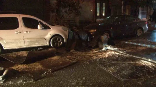 Küçükçekmece'de çatı kaplaması uçtu, 2 araç hasar aldı