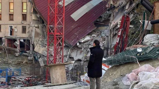 Küçükçekmece'de çöken binanın bilançosu gün ağarınca ortaya çıktı