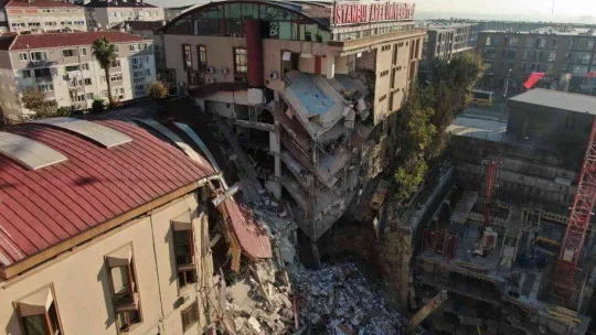 Küçükçekmece'de çöken istinat duvarı üniversite havadan görüntülendi