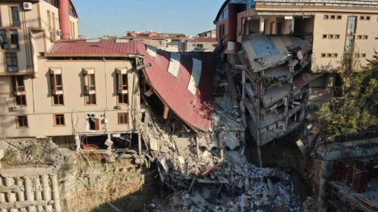 Küçükçekmece'de çöken istinat duvarı üniversite havadan görüntülendi