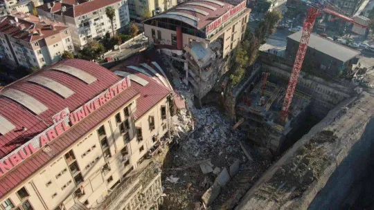 Küçükçekmece'de çöken istinat duvarı üniversite havadan görüntülendi