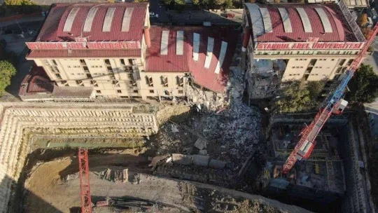 Küçükçekmece'de çöken istinat duvarı üniversite havadan görüntülendi