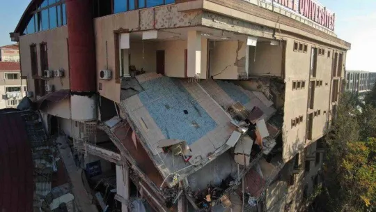 Küçükçekmece'de çöken istinat duvarı üniversite havadan görüntülendi