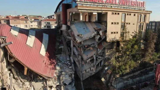 Küçükçekmece'de çöken istinat duvarı üniversite havadan görüntülendi