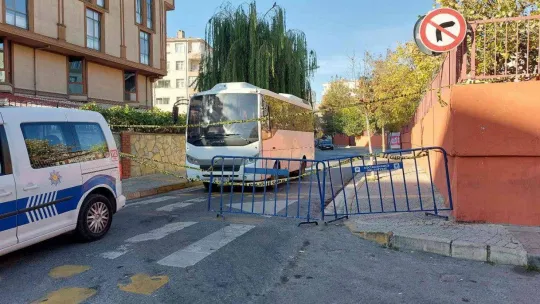 Küçükçekmece'de çöken istinat duvarının dolgu işlemleri sürüyor