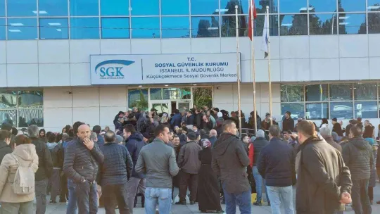 Küçükçekmece'de EYT yoğunluğu ikinci gününde de devam ediyor