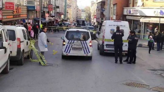 Küçükçekmece'de kız kaçırma kavgası kamerada: 3 yaralı