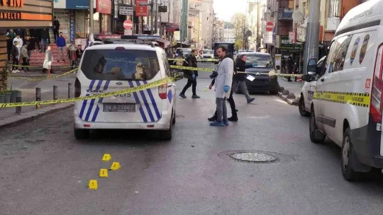 Küçükçekmece'de kız kaçırma kavgası kamerada: 3 yaralı