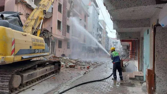 Küçükçekmece'de kolonu patlayan binanın yıkımına başlandı