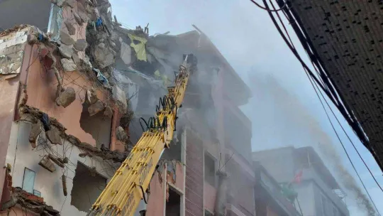 Küçükçekmece'de kolonu patlayan binanın yıkımına başlandı
