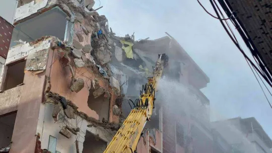 Küçükçekmece'de kolonu patlayan binanın yıkımına başlandı