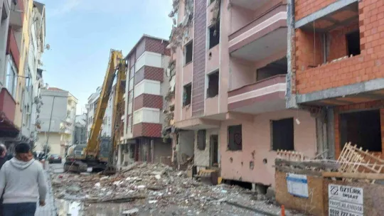 Küçükçekmece'de kolonu patlayan binanın yıkımına başlandı