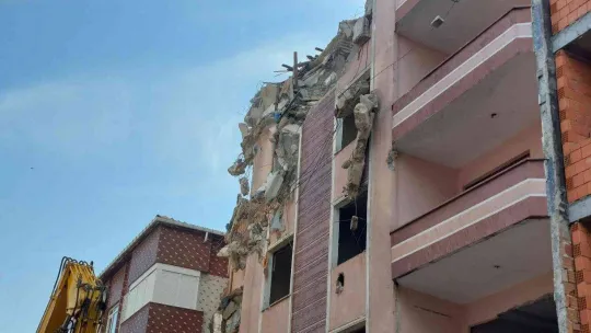 Küçükçekmece'de kolonu patlayan binanın yıkımına başlandı