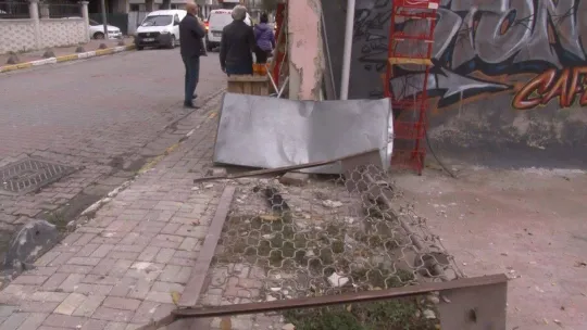 Küçükçekmece'de kontrolden araç bakkala çarptı