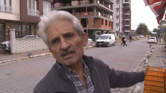 Küçükçekmece'de kontrolden araç bakkala çarptı