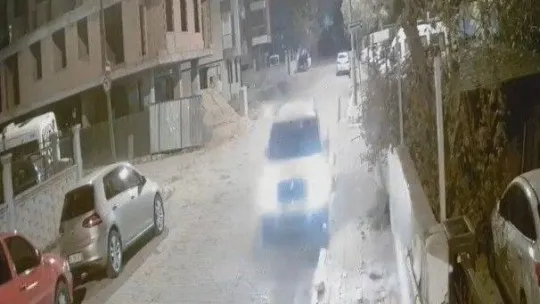 Küçükçekmece'de kontrolden araç bakkala çarptı