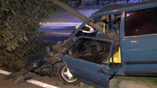 Küçükçekmece'de kontrolden çıkan otomobil ağaca saplandı: 3 yaralı