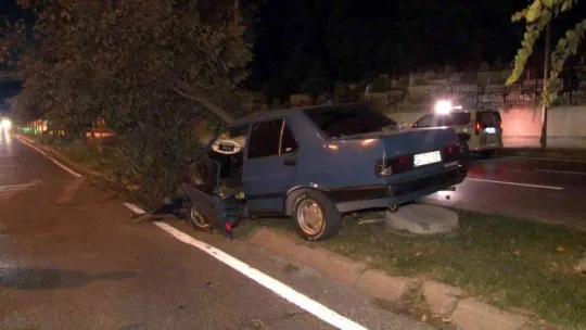 Küçükçekmece'de kontrolden çıkan otomobil ağaca saplandı: 3 yaralı