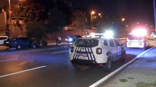 Küçükçekmece'de kontrolden çıkan otomobil ağaca saplandı: 3 yaralı