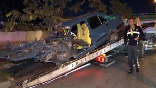 Küçükçekmece'de kontrolden çıkan otomobil ağaca saplandı: 3 yaralı