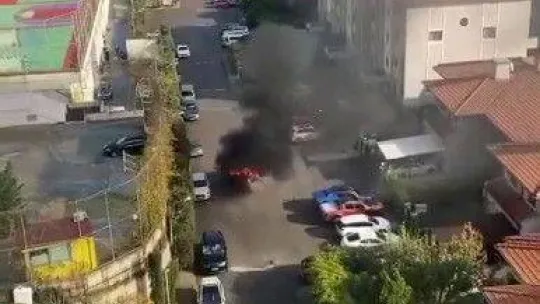 Küçükçekmece'de seyir halindeki otomobil alev topuna döndü