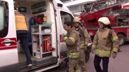 Küçükçekmece'de yangına müdahale eden itfaiye eri yaralandı