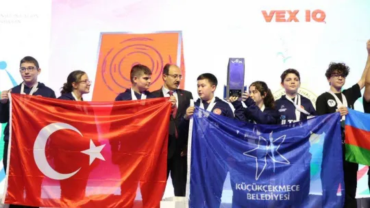 Küçükçekmeceli öğrenciler, Bakü'den şampiyonlukla döndü