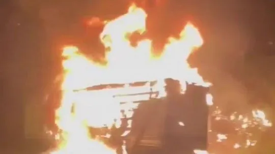 Kumaş yüklü tır Kuzey Marmara Otoyolu'nda küle döndü