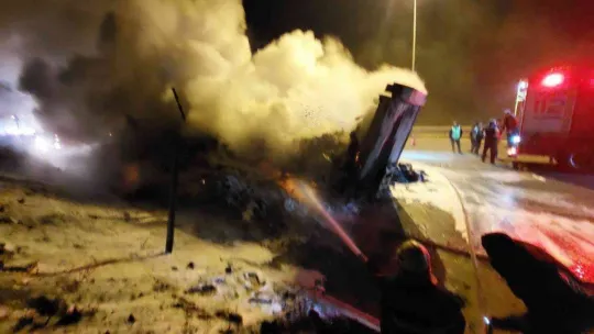 Kumaş yüklü tır Kuzey Marmara Otoyolu'nda küle döndü