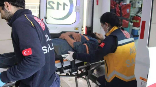 Kümesin üzerinden malzeme almaya çalışırken dengesini kaybedip düştü