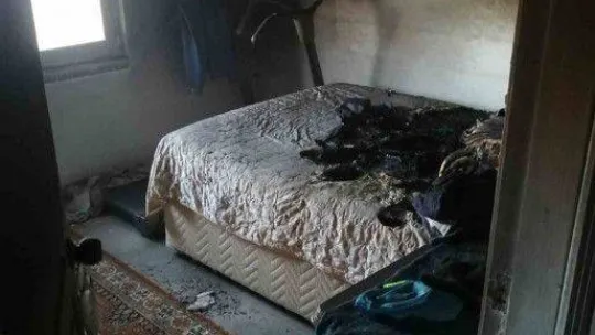 Kundakçıların gece vakti girip yaktığı ev küle döndü