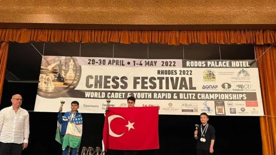 Kupa koleksiyoneri...Satrançta dünyanın şampiyonu oldu, teklif yağıyor