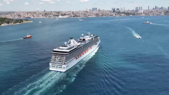 Kuşadası'ndan İstanbul'a gelen dev gemi havadan görüntülendi