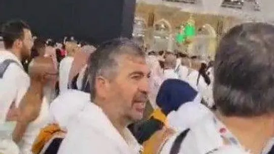 Kutsal topraklarda, eller depremzedeler için semaya açıldı