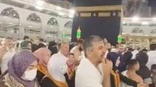 Kutsal topraklarda, eller depremzedeler için semaya açıldı