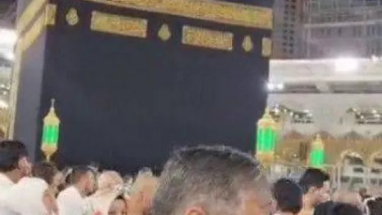 Kutsal topraklarda, eller depremzedeler için semaya açıldı