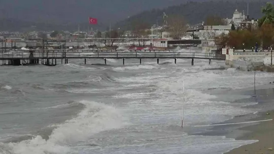 Kuzey Ege'de fırtına hayatı olumsuz etkiliyor