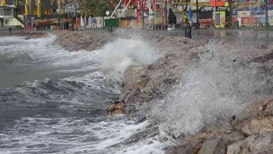 Kuzey Ege'de fırtına hayatı olumsuz etkiliyor