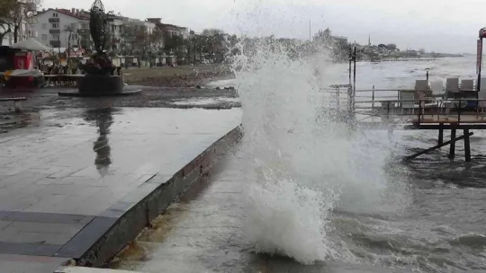 Kuzey Ege'de fırtına hayatı olumsuz etkiliyor
