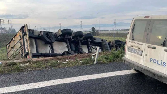 Kuzey Marmara bağlantı yolunda kontrolden çıkan tır devrildi