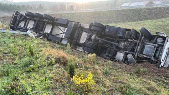 Kuzey Marmara bağlantı yolunda kontrolden çıkan tır devrildi
