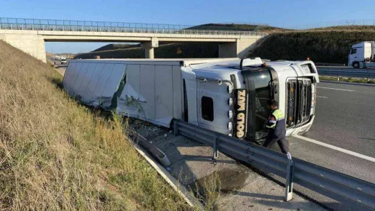 Kuzey Marmara'da sebze ve meyve yüklü tır devrildi