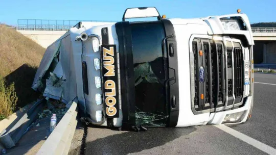 Kuzey Marmara'da sebze ve meyve yüklü tır devrildi