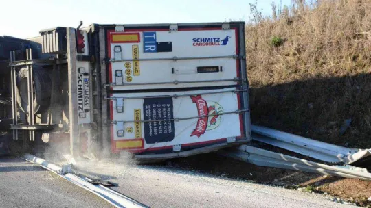 Kuzey Marmara'da sebze ve meyve yüklü tır devrildi